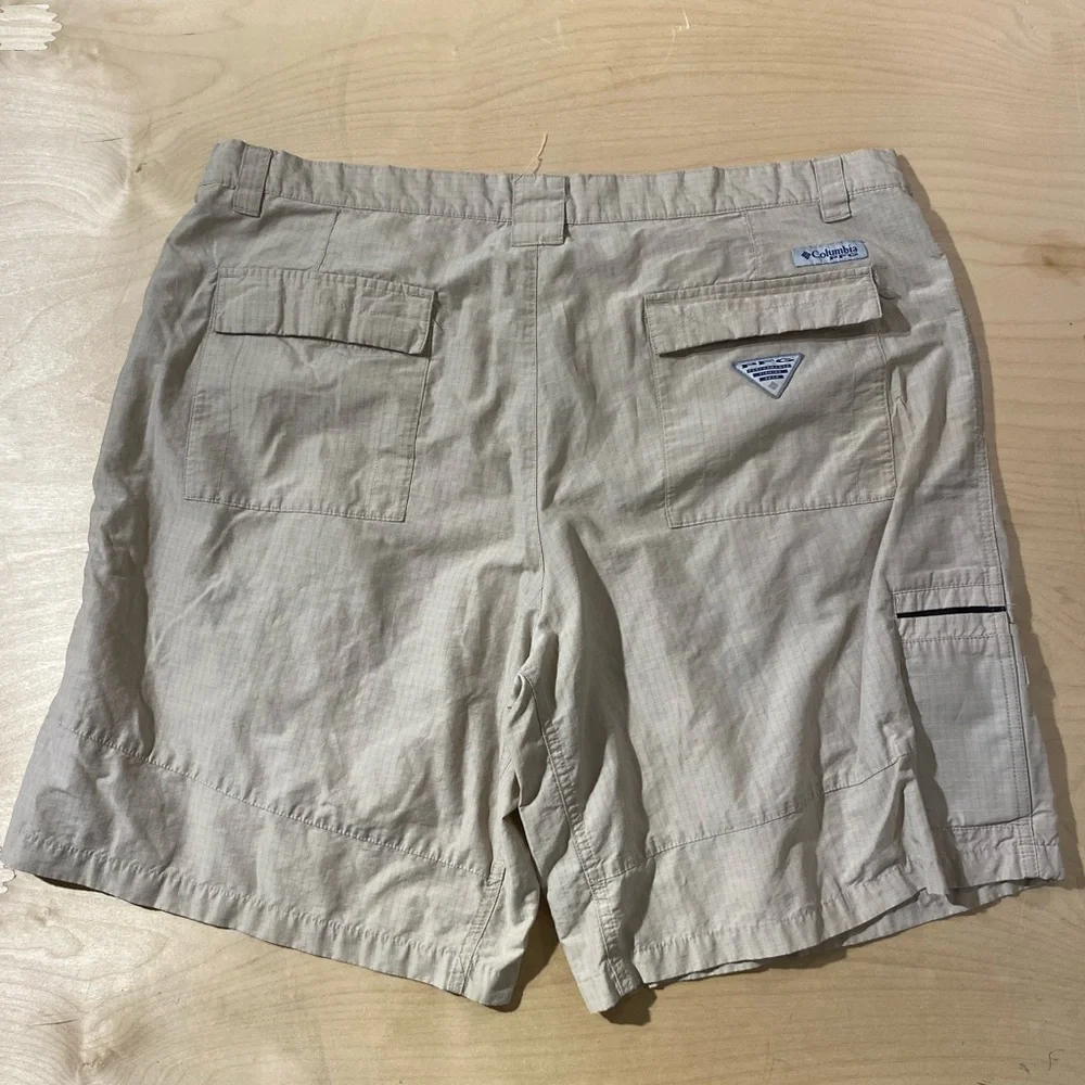 Columbia Men's Tan PFG  Cargo Shorts 42 (OM)